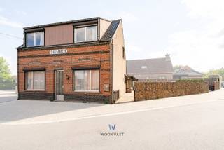 Altijd al in het 't Stadhuis van Moerzeke willen wonen? Dit is je kans! <br />Deze woning biedt 4 slaapkamers aan de oevers van de Schelde!<br /><br />Indeling:<br />GLV: Ruime woonkamer met aansluitend de keuken voorzien van toestellen en badkamer uitgerust met douche, toilet en wastafel. Verder situeert zich op deze verdieping een berging, veranda, garage alsook een eerste slaapkamer.<br />1eV: 3 slaapkamers en een berging.<br /><br />TROEVEN:<br />- Asbestveilig<br />- 4 slaapkamers<br />- Rustige en gunstige ligging<br />- Inpandige garage en ruime oprit<br /><br />Voor meer info, contacteer Sam op 0475 22 23 22 of via sam@woonvast.be