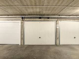 Garagebox te huur aan de Westkaai in Ieper. Er is plaats voorzien voor 1 auto. Het gebouw wordt afgesloten met een automatische poort...