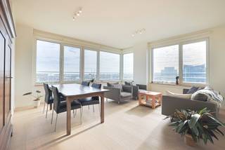 BRUSSEL, op de 19de verdieping van de recente en prestigieuze UpSite toren die luxe, moderniteit en veiligheid combineert, licht appartement van...