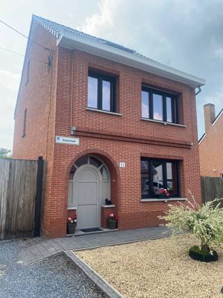 Instapklare gezinswoning met 3 slaapkamers, grote tuin en garage in hartje OevelWelkom in deze charmante en instapklare woning, ideaal gelegen in een...