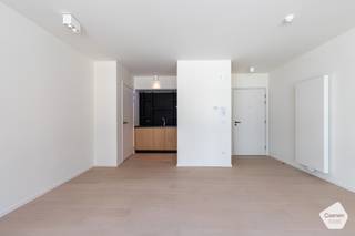 Deze assistentieflat is gelegen op een <strong>unieke plaats in Oostduinkerke-Bad</strong>, dicht bij winkels, terrasjes en de Zeedijk.<br />Wenst u deze flat te <strong>verhuren tot u zelf het pand kan bewonen</strong>, dan kan dat natuurlijk.<br />Er zijn hieraan zeker wat voordelen verbonden, zoals een mooie maandelijkse <strong>huuropbrengst</strong>, de vrijstelling tot het betalen van de <strong>onroerende voorheffing</strong> en <strong>lage</strong> <strong>syndickosten.</strong><br />Deze flat is nog <strong>nooit bewoond</strong> geweest en werd afgewerkt in l<strong>uxe-uitvoering</strong>.<br />Er is mogelijkheid om een <strong>parkeerplaats </strong>aan te kopen in de residentie;<br /><br />Hieronder nog wat extra info:
<ul>
<li>Digitaal geïntegreerd servicepunt voor dienstverlening op maat en up-to-date info;</li>
<li>Een volwaardig uitgeruste keuken met luxueuze toestellen en een hoogwaardige badkamer met aangepaste inloopdouche;</li>
<li>Prachtig privatief terras;</li>
<li>Domotica en een snelle internetverbinding;</li>
<li>Permanent oproepsysteem waarmee bewoners 24/24 kunnen rekenen op bijstand in geval van nood;</li>
<li>Gezellige brasserie;</li>
<li>Bar/lounge dat uitgeeft op een groot dakterras met een panoramisch uitzicht;</li>
<li>Toegang tot wellness- en kinéruimte (optioneel);</li>
</ul>
<br />Kortom, een zorgeloos verblijf in het hart van Oostduinkerke-Bad!