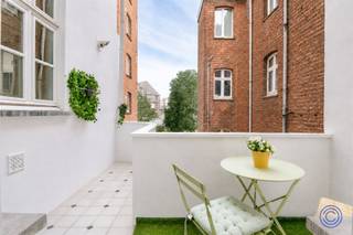 <p><span>Licht duplexappartement met terras en Art Deco-karakter in Zurenborg</span></p><p><span>Wie graag in de stad woont maar thuis ook rust en ruimte wil, vindt hier een fijne combinatie. Dit duplexappartement ligt tussen de Draakplaats en de Dageraadplaats, in een Art Deco-gebouw uit 1925. Hoge plafonds, houten vloeren, moulures en bogen geven het interieur karakter, terwijl de ingerichte keuken, de badkamer en het aparte bureau zorgen voor hedendaags comfort. Met twee slaapkamers, een westgericht terras en veel bergruimte is dit een plek voor wie stadsleven graag combineert met comfortabel wonen en thuiswerken.</span></p><p><span> </span></p><p><span>Indeling</span></p><p><span>De tweede verdieping is volledig ingericht als leefverdieping. De woonkamer, eetkamer en het aansluitende bureau vormen samen een open en lichte leefruimte. Hoge plafonds van circa 3 meter, de eiken parketvloer, stalen deuren met glas en de houten trap geven het interieur een uitgesproken karakter. Grote raampartijen aan de straatzijde brengen veel daglicht binnen en bieden een groen uitzicht. Aan de achterzijde ligt het westgerichte terras van circa 7 m², met zicht op de omliggende tuinen en zon tot in de avond. De ingerichte keuken beschikt over een grote oven, inductiekookplaat met dampkap, koelkast met aparte vriezer, vaatwasser en voldoende werkruimte. Een doorgeefluik zorgt voor een directe verbinding met de eetkamer. Verder is er op deze verdieping een ruim gastentoilet met aansluitingen voor wasmachine en droogkast. </span></p><p><span> </span></p><p><span>Op de derde verdieping bevinden zich twee volwaardige slaapkamers. De hoofdslaapkamer van circa 19 m² sluit aan op een dressing en valt op door de originele moulures en elegante bogen. De tweede slaapkamer meet circa 13 m². De badkamer werd in 2014 vernieuwd en is ingericht met een ruime inloopdouche met regendouche, een dubbel lavabomeubel en een toilet. De nachthal beschikt bovendien over een volwaardige berging.</span></p><p><span> </span></p><p><span>Belangrijkste troeven</span></p><ul><li><span>Hoge plafonds van circa 3 meter, originele houten vloeren, moulures, bogen en smeedijzeren details.</span></li><li><span>Leefruimtes met een eiken parketvloer.</span></li><li><span>Afzonderlijk bureau, geschikt voor thuiswerk zonder woonruimte in te leveren.</span></li><li><span>Westgericht terras van circa 7 m² met zicht op de omliggende tuinen.</span></li><li><span>Grote, droge kelderberging inbegrepen in de prijs.</span></li><li><span>Gemeenschappelijke fietsenberging en lift vanaf de eerste verdieping.</span></li></ul><p><span> </span></p><p><span>Verkoopprocedure</span></p><p><span>Kijkdag: 19 september</span></p><p><span>De instelprijs voor biedingen bedraagt € 449.000.</span></p><p><span>Geïnteresseerde kandidaten krijgen na de kijkdag de mogelijkheid om een bod onder gesloten omslag uit te brengen. De verkoper behoudt zich het recht voor om ieder uitgebracht bod vrij en weloverwogen te beoordelen. Alle kandidaten worden uiterlijk vijf dagen na de kijkdag geïnformeerd over de beslissing of het verdere verloop van de verkoopprocedure.</span></p><p><span> </span></p><p><span>Algemene informatie</span></p><p><span>De maandelijkse kosten bedragen € 161,95. Hierin zijn onder meer het privatieve waterverbruik, het onderhoud en verbruik van de gemeenschappelijke delen, de lift, de syndicus en de gebouwverzekering opgenomen.</span></p><p><span>De maandelijkse bijdrage aan het reservekapitaal bedraagt € 158. Elektriciteit en gas worden individueel gemeten. Voor water is er een collectieve meter met tussenmeters.</span></p><ul><li><span>EPC: label B</span></li><li><span>Elektrische keuring: conform het AREI</span></li><li><span>Asbestattest: asbestveilig, maar mogelijk niet volledig asbestvrij</span></li></ul><p><span> </span></p><p><span>Het gebouw</span></p><p><span>Het gebouw werd in 1925 ontworpen door architect Robert Soebert in Art Deco-stijl. De gevel in witte natuursteen, de handgemaakte smeedijzeren details en de gemeenschappelijke inkomhal met marmeren accenten verwijzen naar die geschiedenis.</span></p><p><span>Op het gelijkvloers bevindt zich een fotostudio; de appartementen liggen op de verdiepingen erboven. Het gebouw beschikt verder over privatieve bergingen, een lift vanaf de eerste verdieping, een gemeenschappelijke fietsenberging en een parlofoon.</span></p><p><span> </span></p><p><span>Ligging</span></p><p><span>Het appartement ligt in Zurenborg, op wandelafstand van de Draakplaats en de Dageraadplaats. Bars, restaurants, winkels en buurtparkjes bevinden zich vlakbij.</span></p><p><span>De wijk spreekt aan wie graag te voet of met de fiets leeft en na het werk meteen de stad in wil. Dankzij de aparte werkplek hoeft dat stedelijke ritme niet ten koste te gaan van rust of concentratie thuis.</span></p><p><span>Met een Mobiscore van 9,5/10 zijn openbaar vervoer, dagelijkse voorzieningen en verbindingen met de rest van Antwerpen vlot bereikbaar.</span></p><p><span> </span></p><p><span>*De informatie in deze prospect is ter informatieve titel: de kandidaat-kopers moeten hun eigen zaak maken van het verkrijgen, controleren en interpreteren van deze informatie.</span></p>