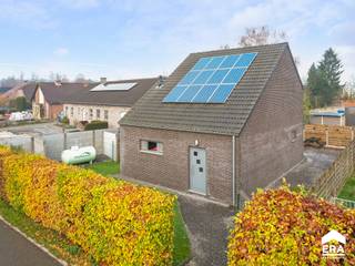 Moderne en instapklare woning van 2011 met 2 ruime slaapkamers op een kindvriendelijke locatie dicht bij het centrum van Hechtel op een perceel...