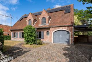 Ruime en goed onderhouden gezinswoning uit 1983, gelegen op een mooi perceel van 1123m² met een prachtige noordwest georiënteerde tuin. De...