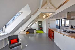 Prachtig dakappartement (loft-stijl) 68 m², gelegen op het Marktplein te Nieuwpoort. Dit uitstekend afgewerkt appartement is gelegen op de 4de verdieping en bestaat uit een ruime leefkeuken voorzien van alle toestellen en comfort, knusse zithoek met inbouwkasten, eetkamer en aparte slaapkamer. Badkamer met ligbad, lavabo en toilet. Privatieve berging aanwezig op het gelijkvloers. Zuid-westgericht terras. Lift voorzien (gaat tot 3de verdieping). Beschikbaar vanaf 15/10/2026. Maandelijkse huurprijs: 750 euro + 50 euro syndickosten. EPC: 180 UC: marktplein12 (Ref. NI27841)