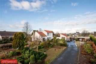 TE KOOP in LIEVEGEM : Zeer goed gelegen woning dicht bij de dorpskern van Zomergem. Winkels, openbaar vervoer en scholen in de onmiddellijke...