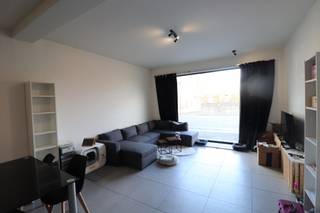 <strong>INDELING</strong><br />Woonkamer met open keuken, voorzien van de volgende toestellen: combi-oven, koelkast, vaatwasmachine, vitro keramische kookplaat en afzuigkap, badkamer voorzien van ruime inloopdouche, badkamermeubel en toilet, ruime berging/wasplaats met aardgasbrander voor CV en warmwaterbereiding en aansluiting voor wasmachine/droogkast, nachthal, slaapkamer, inderkamer/bureauruimte.<br /><br /><strong>BUITEN</strong><br />Carport (de middelste gelegen achter het appartementsgebouw.<br />Gemeenschappelijke fietsenberging (de achterste, gelegen achter het appartementsgebouw).<br /><br />Er zijn geen gemeenschappelijke huurlasten.