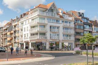 Modern 2-slaapkamerappartement met open zicht over het Abraham Hansplein, vlakbij de Lippenslaan en op wandelafstand van de Zeedijk-Albertstrand. Prachtige residentie in Anglo-Normandische stijl ! <br /><br />Lichtrijk appartement in een zeer mooi, recent gebouw (bouwjaar 2012) met een ruim terras vooraan. <br />De lichtrijke woonkamer biedt toegang tot een prachtig terras met zicht op het bekende Abraham Hansplein.<br />De moderne keuken is voorzien van alle moderne apparatuur waaronder een stoomoven en biedt extra opbergruimte met de aaneensluitende berging die voorzien is voor aansluiting van een wasmachine.<br /><br />Het appartement beschikt over 2 ruime slaapkamers, waarvan 1 met dubbele lavabo en ligbad en toilet. Daarnaast is het appartement ook voorzien van een douchekamer met inloopdouche. Apart toilet. <br /><br />Verder beschikt de residentie over een personenlift alsook over een grote fietslift, waardoor u makkelijk de fietsen kunt parkeren in de kelderverdieping. <br /><br />Het gebouw is uitstekend gelegen op wandelsafstand van de Lippenslaan, restaurants en openbaar vervoer.<br /><span>EPC : 79m² (UC: 3452532)</span>