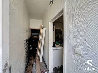 Kijkdag zaterdag 25/04 – online inschrijven via www.solvas-vastgoed.be<br /><br />Op zoek naar een renovatieproject op een toplocatie? Deze compacte woning bevindt zich in een rustige straat op slechts 1,5 km van het centrum van Gent.<br /><br />De indeling omvat een inkomhal (met mogelijkheid tot apart toilet), een gezellige leefruimte, keuken en een badkamer met wasplaats. Op de verdieping bevinden zich twee slaapkamers.<br /><br />Deze woning biedt een uitstekende opportuniteit voor wie zijn eigen woonideeën wil realiseren en de woning volledig naar eigen smaak wil inrichten.<br /><br />De verkoop gebeurt via het systeem van STARTPRIJS. Elk bod boven deze startprijs wordt voorgelegd aan de verkoper, die vrij is om dit al dan niet te aanvaarden. Deze publicatie geldt als uitnodiging tot het uitbrengen van een bod en niet als bindend aanbod.