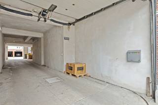 Gelegen aan de stadsvesten in Lier bevindt zich deze te verbouwen garagebox van 103m². Momenteel is het 1 garagebox en 3 open autostaanplaatsen.<br /><br />- Afzonderlijke beveiligde toegang<br />- Mogelijkheid laadpaal.<br />- Dakbedekking garage werd vernieuwd met geïsoleerde sandwichpanelen in 2022<br />- Zone B in oranje kleur op het opmetingsplan in bijlage<br />- Nieuwe individuele elektriciteit met een maximaal laadvermogen van 11 kW/3 fase/230 V<br /><br />Indien u hierover bijkomende informatie wenst en/of een geheel vrijblijvende afspraak, verzoeken wij u rechtstreeks contact op te nemen met ons kantoor.<br />Vg,Wg,Gvkr,Gvv,Gmo