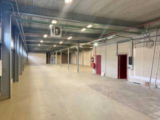 Bedrijfsverzamelgebouw bestaande uit een verhuurde opslagruimte (860 m²) en kantoren (910 m²) op een terrein van 1.950 m² te koop. Fantastisch...
