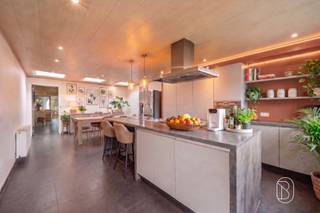 Welkom bij dit charmante woonhuis in het hart van Ronse! Deze gezellige woning biedt u een perfecte combinatie van klassieke allure en modern comfort op een oppervlakte van 180 vierkante meter.Dit fijne gezinshuis beschikt over vier ruime slaapkamers, ideaal voor een groeiend gezin of voor degenen die extra ruimte wensen. De slaapkamers zijn voorzien van voldoende licht dankzij grote ramen met uitzicht op de omgeving.De gemoderniseerde keuken is een echte blikvanger met zijn stijlvolle inrichting, ruime werkoppervlakken en hedendaagse apparatuur. Deze ruime keuken vormt het hart van het huis en nodigt uit tot gezellige momenten met familie en vrienden. De aangrenzende eet- en woonruimten creëren een vloeien de leefomgeving, perfect voor dagelijks leven.Het badkamerinterieur is recent gerenoveerd en biedt alle nodige comfort. Met zijn moderne uitvoering en praktische indeling voelt u zich hier direct thuis. De lichtinval via grote ramen geeft de badkamer een aangename sfeer.Het pand geniet van een prachtige binnentuin met terras en zitplaatsen, waar u heerlijk kunt ontspannen en genieten van het buitenleven. Dit privé-groengebied is perfect voor recreatie en kinderactiviteiten.De ligging in Ronse biedt u uitstekende bereikbaarheid en dicht bij alle voorzieningen zoals winkels, scholen en openbaar vervoer. De karakteristieke straatgevel met zijn baksteenwerk geeft het huis een authentieke uitstraling, typisch voor deze charmeante stad.Dit huis combineert ruimte, comfort en karakter. Een ideale kans voor kopers die op zoek zijn naar een welkomend thuis met voldoende mogelijkheden voor gezinsleven. Ontdek zelf de warmte en potentie van deze aantrekkelijke eigendom!Te koop via Immo Beguin, jouw vastgoedexpert sinds 2009. Met kantoren in Ronse, Waregem, Kortrijk, Deinze, Doornik en Lessines.✉️ info@immobeguin.be