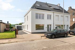 Op zoek naar een energiezuinige woning te koop in Oudenaarde? Deze volledig eco-gerenoveerde gezinswoning combineert ruimte, comfort en duurzaamheid op een perceel van maar liefst 600 m².Met een bewoonbare oppervlakte van ca. 200 m² beschikt de woning over een lichtrijke leefruimte en een moderne open keuken met stijlvol kookeiland, uitgerust met een inductiekookplaat met geïntegreerde dampkap, koelkast, traditionele oven en combi-microgolfoven.De woning omvat 3 ruime slaapkamers, 2 badkamers en 3 toiletten, ideaal voor gezinnen die op zoek zijn naar extra comfort.Buiten geniet u van een aangename tuin met zonnig terras, perfect om te ontspannen of gasten te ontvangen. Daarnaast beschikt de woning over een garage en een praktische aanbouw met extra bergruimte.Dankzij de hoogwaardige renovatie behaalt deze woning een uitstekend EPC-label A met een EPC-score van slechts 67 kWh/m²/jaar. Verwarmen gebeurt via gas, met vloerverwarming op het gelijkvloers en radiatoren op de verdieping.Troeven:✔ EPC A – 67 kWh/m²/jaar - zonnepanelen ✔ Volledig eco-gerenoveerd en instapklaar✔ Bewoonbare oppervlakte ca. 200 m²✔ Perceel van 600 m²✔ 3 slaapkamers en 2 badkamers✔ Tuin met terras✔ Garage + extra bergruimteEen ideale woning voor wie zorgeloos wil wonen in een ruime, energiezuinige en perfect onderhouden gezinswoning. Interesse? Contacteer arne@immobeguin.be