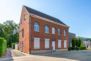 <p>Bent u op zoek naar een instapklaar duplex appartement waar comfort, ruimte en een rustige ligging hand in hand gaan? Dan is deze eigendom in het charmante Hombeek beslist een bezoek waard.</p>
<p>Met een bewoonbare oppervlakte van 82 m² geniet u van een aangename en praktische indeling. De lichtrijke leefruimte sluit naadloos aan op de volledig uitgeruste keuken, voorzien van een inductiekookplaat, combi-oven met stoomfunctie, vaatwasser, dampkap en een enkele spoelbak. Verder beschikt het appartement over twee volwaardige slaapkamers en een verzorgde badkamer met inloopdouche, enkele lavabo en toilet.</p>
<p>Een absolute troef is het zuidgerichte terras, waar u de hele dag door van de zon kunt genieten. Daarnaast beschikt deze eigendom over een perceel van maar liefst 266 m², wat uitzonderlijk is voor een appartement, én een praktische carport die zorgt voor extra comfort.</p>
<p>Het gebouw dateert oorspronkelijk uit 1900, maar werd in 2011 volledig gerenoveerd. Dankzij deze grondige renovatie combineert het appartement zijn authentieke charme met het hedendaagse wooncomfort. Bovendien beschikt de woning over een EPC-label C, wat bijdraagt aan een energiezuinig wonen.</p>
<p>Deze instapklare duplex vormt de ideale woonst voor starters, koppels of investeerders die op zoek zijn naar een eigendom met buitenruimte op een rustige locatie.</p>
<p>Interesse? Neem vandaag nog contact op met ons via 015 68 26 08 of info@imperiavastgoed.be voor meer informatie of om een bezoek in te plannen.</p>