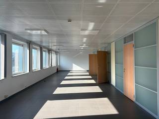 Te huur: professioneel kantoorgebouw gelegen aan de Villalaan 16, 9300 Aalst, in een rustige maar goed bereikbare buurt nabij het stadscentrum...