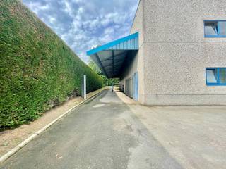 Ruime opslag of productieruimte met VERSCHILLENDE OPPORTUNITEITEN gelegen in ambachtelijke zone te Kruisem. Het gebouw beschikt over een...