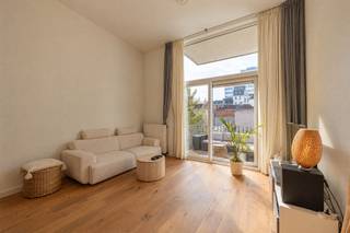 <p>Welkom in dit charmante appartement op de eerste verdieping van een karaktervol gebouw, gelegen in een rustige straat op de grens van het historische centrum en het Eilandje. Een fijne plek waar comfort, licht en gezelligheid samenkomen. De combinatie van hoge plafonds, een warme parketvloer en een aangename buitenruimte geeft deze woonst een bijzonder karakter. <br />De lichtrijke woonkamer sluit mooi aan op de open keuken, die volledig uitgerust is met kwalitatieve inbouwtoestellen. Via het schuifraam bereikt u het zuidwestgerichte terras, waar u heerlijk kunt genieten van de zon en het uitzicht op de gemeenschappelijke binnentuin. Het appartement beschikt over twee ruime slaapkamers met hoge plafonds, een badkamer met ligbad en een apart toilet. Daarnaast zijn er een privatieve kelderberging en een gemeenschappelijke fietsenstalling. Dankzij de aanwezige lift geniet u bovendien van extra comfort.<br /><strong>LOCATIE</strong><br />De Korte Schipperskapelstraat ligt op een bijzondere locatie tussen het historische centrum en het Eilandje, met de Schelde, Park Spoor Noord, winkels en horeca in de nabije omgeving. Ook het openbaar vervoer en het Centraal Station zijn vlot bereikbaar.<br /><strong>TROEVEN</strong><br />+ Energiezuinig = EPC-label B<br />+ Elektriciteit conform AREI<br />+ Hoge plafonds in de slaapkamers<br />+ Zuidwestgericht terras met zicht op de binnentuin<br />+ Privatieve kelderberging<br />+ Gemeenschappelijke fietsenstalling en tuin<br />+ Lift aanwezig</p><p>Interesse? Neem contact met ons op en ontdek zelf de charme van dit appartement tijdens een bezoek ter plaatse.</p>