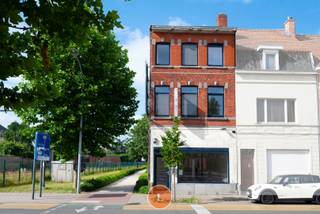 Ontdek deze unieke kans om eigenaar te worden van een handelspand met 4 slaapkamers, gelegen in het centrum van Menen.Deze charmante Bel-Etage-woning...