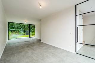 <p>Bent u op zoek naar energiezuinig en zorgeloos wonen? Een ideale investering? Of zoekt u eerder een moderne woning met oog op kwaliteit &amp; comfort? Gevonden!</p>
<p> </p>
<p>In de tweede bouwlijn en op een boogscheut van oprit E40 Aalst vinden we dit uitstekend gelegen nieuwbouwproject Eliani met 8 halfopen en gesloten bebouwingen. Elke woning in deze moderne verkaveling beschikt over 3 slaapkamers, een afgesloten privé tuin, een private berging en een autostaanplaats.</p>
<p> </p>
<p>Zo gebruikt men 'floor to ceiling windows' voor zoveel mogelijk lichtinval en geniet je van een lage energiefactuur dankzij de zonnepanelen, de regenwaterput en de warmtepomp (vloerverwarming &amp; koeling met ingebouwde boiler).</p>
<p> </p>
<p><u>Indeling W3</u></p>
<p>Via de inkomhal met apart toilet komen we in de leefruimte met half open keuken met aansluitend een berging. Dankzij de ingewerkte schuiframen is er geen opstap naar het terras met afgesloten tuin. Op de bovenverdieping vinden we 3 slaapkamers, wasplaats en de badkamer met inloopdouche, bad en dubbele lavabo en toilet.</p>
