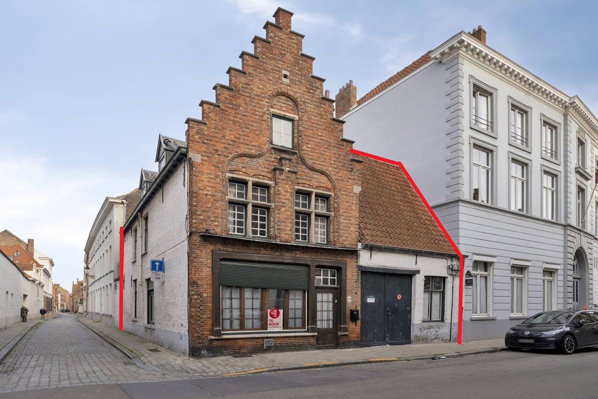 Corner house for sale in the center of Bruges - photo 1