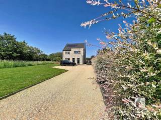 <p><span>EIGENTIJDSE WONING MET VEEL MOGELIJKHEDEN IN TESSENDERLO</span></p><p><span> </span></p><p><span>Welkom in deze moderne gezinswoning gelegen in het mooie Tessenderlo. Dit eigentijdse pand biedt een perfecte combinatie van comfort, functionaliteit en ruimte voor het gezin dat naar iets bijzonders zoekt.</span></p><p><span> </span></p><p><span>WONING</span></p><p><span> </span></p><p><span>Het huis beschikt over een totale woonoppervlakte van 270 vierkante meter verdeeld over meerdere niveaus. Met drie slaapkamers (5 mogelijk) biedt deze woning voldoende ruimte voor het gezin. </span></p><p><span> </span></p><p><span>KEUKEN EN EETRUIMTE</span></p><p><span> </span></p><p><span>De volledig uitgeruste open keuken is voorzien van hoogwaardige apparatuur en een modern design met wit en donkere accenten. Een groot eiland geeft extra werkruimte en creëert een natuurlijk samenzijn- en eetpunt. De toegang tot het terras biedt een naadloze verbinding tussen binnen- en buitenruimte.</span></p><p><span> </span></p><p><span>WOONRUIMTE</span></p><p><span> </span></p><p><span>De ruime woonkamer is voorzien van een speksteenkachel en beschikt over grote raampartijen die zorgen voor veel natuurlijk licht. De open indeling zorgt voor een aangename sfeer en faciliteren het gezinsleven. Het plafond in de leefruimte moet nog afgewerkt worden.</span></p><p><span> </span></p><p><span>SLAAPKAMERS</span></p><p><span> </span></p><p><span>Alle drie de slaapkamers zijn ruim en licht. Mits maken van een extra deuropening kan je eenvoudig een 4de slaapkamer creëren op de 1ste verdieping.</span></p><p><span>De zolderruimte is bereidkbaar via vaste trap, ideaal voor extra hobbyruimte, slaapkamer 5/6,....</span></p><p><span> </span></p><p><span>BADKAMER</span></p><p><span> </span></p><p><span>De moderne badkamer is volledig uitgerust met een ligbad, inloopdouche en twee wastafels. Afgewerkt met hoogwaardige materialen.</span></p><p><span> </span></p><p><span>BUITENRUIMTE</span></p><p><span> </span></p><p><span>Het eigendom staat op een perceel van 11,04 are met een waardig terras aan de achterzijde. De diepe tuin beschikt over een trampoline en is volledig afgemaakt. De voortuin en de inrit zijn statig en voorzien van laadpaal.</span></p><p><span> </span></p><p><span> </span></p><p><span>VERWARMING</span></p><p><span> </span></p><p><span>De CV is momenteel een speksteenkachel in combinatie met een zonneboiler voor het warm water. </span></p><p><span> </span></p><p><span>AFWERKING EN DETAILS</span></p><p><span> </span></p><p><span>Het pand is nog niet volledig afgewerkt maar wel direct bewoonbaar. Je kan hier en daar zelf nog afwerken en een eigen stijl creëren. </span></p><p><span> </span></p><p><span>Deze woning is ideaal voor gezinnen die een moderne, ruime woning zoeken met veel praktische mogelijkheden en een aangename buitenruimte.</span></p><p><span> </span></p><p><span>Wil je graag komen kijken, bel dan naar Immo Diest op 013/31.25.22</span><span> </span></p>