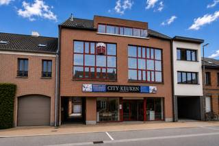 Bent u op zoek naar een comfortabel en lichtrijk appartement met ruime terrassen op een centrale locatie? Dit aangename appartement, gelegen op de tweede verdieping aan de Antwerpse Steenweg 71 bus 4 in Sint-Niklaas, combineert ruimte, comfort en een uitstekende bereikbaarheid. Dankzij de twee slaapkamers, de twee terrassen en het energiezuinige EPC-label B is dit een ideale woonst voor wie comfortabel en centraal wil wonen.<br /><br />De centrale ligging is een absolute troef. Winkels, supermarkten, scholen, openbaar vervoer, horecazaken en andere dagelijkse voorzieningen bevinden zich in de nabije omgeving. Ook belangrijke verbindingswegen zijn vlot bereikbaar, waardoor u zich zowel met de wagen, fiets als het openbaar vervoer gemakkelijk kunt verplaatsen.<br /><br />Bij het binnenkomen van het appartement komt u terecht in een aangename inkomhal die toegang biedt tot de verschillende ruimtes. De lichtrijke woonkamer vormt het hart van het appartement. Dankzij de grote raampartijen geniet u hier van een aangename, open sfeer. Er is voldoende ruimte voor zowel een gezellige zithoek als een volwaardige eethoek.<br /><br />De keuken sluit mooi aan bij de leefruimte en is praktisch ingericht. De badkamer is voorzien van een ligbad/douche, dubbele lavabo, toilet en aansluiting wasmachine.<br /><br />Het appartement beschikt over twee volwaardige slaapkamers, die elk rechtstreeks toegang bieden tot een terras. Deze twee terrassen vormen een bijzonder aangename meerwaarde en bieden de mogelijkheid om vanuit beide slaapkamers meteen van de buitenlucht te genieten.<br /><br />Met een EPC-label B is het appartement energiezuinig en geniet u van een aangenaam binnenklimaat. Bovendien is het appartement voorzien van airconditioning, wat zorgt voor extra comfort tijdens warme zomerdagen.<br /><br />Dankzij de combinatie van de centrale ligging, twee slaapkamers, twee terrassen en het energiezuinige karakter is dit appartement bijzonder geschikt voor starters, koppels, kleine gezinnen of investeerders.<br /><br />De stedenbouwkundige inlichtingen zijn in aanvraag.