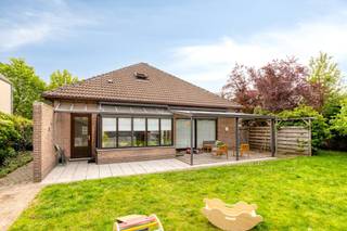 EERSTE KIJKDAG OP ZATERDAG 16 MEI. Meer info, plannen en documenten: www.bellesvastgoed.be/te-koop/boechout-kievitstraat-21<br /><br />Deze vrijstaande woning met 2/3 slaapkamers en een dubbele garage is gelegen in de gezellige en rustige Vogeltjeswijk in Boechout. In de nabije omgeving vindt u winkels, horecazaken, scholen, openbaar vervoer (trein, tram en bus) en belangrijke invalswegen. De ruime zolder (3e slpk) biedt tal van uitbreidingsmogelijkheden en is reeds bereikbaar via een vaste trap.<br /><br />Via de inkomhal betreedt u de woning. De leefruimte is ruim en beschikt over grote raampartijen die zorgen voor een overvloed aan natuurlijk licht en een mooi zicht op de tuin. De houthaard geeft extra gezelligheid tijdens de wintermaanden. Ook de keuken met veranda bieden uitzicht op de groene tuin. De keuken is uitgerust met de nodige ingebouwde toestellen, waaronder een oven, vaatwasser, koelkast en keramische kookplaat. Aansluitend bevindt zich een praktische berging met aansluiting voor wasmachine en droogkast.<br /><br />De onderhoudsvriendelijke, groene tuin vormt een oase van rust en beschikt over een overdekt terras en praktische tuinberging. <br /><br />De woning beschikt over twee volwaardige slaapkamers (ca. 18m² en 10m²). De badkamer is ingericht met een ligbad en lavabo met ingebouwd meubel. Daarnaast is er een apart toilet aanwezig. De dubbele garage biedt plaats aan twee wagens en geeft tevens toegang tot de zolder. Op de oprit is bovendien plaats voor twee extra wagens. De woning is volledig voorzien van een kruipruimte.<br /><br />Momenteel is de woning verhuurd maar zal beschikbaar zijn vanaf 1 juli 2026. <br /><br />Tot binnenkort!