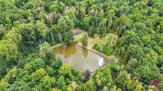 <p><span>Bij ImmoFusion 7/7 “open huis” : klik op onze 3D-TOUR.<br /></span><br />Te midden van het groen, aan een rustige zandweg in de Waterlozestraat in Hasselt, ligt dit unieke droombuitenverblijf dat rust, natuur en comfort moeiteloos combineert. Zodra je het domein betreedt, word je ondergedompeld in een oase van stilte, omringd door bossen en begrensd door een natuurlijke beek die het gevoel van totale ontsnapping versterkt.</p>
<p>De absolute blikvanger is de indrukwekkende vijver van meer dan 2000 m², gevoed door een natuurlijke bron en perfect geïntegreerd in het landschap. Hier lijkt de tijd stil te staan.</p>
<p>De charmante chalet op het terrein is onmiddellijk bruikbaar en vormt het ideale toevluchtsoord voor wie op elk moment van het jaar wil genieten van vakantie in eigen land.</p>
<p>Of je nu een rustige plek zoekt om te ontspannen in het weekend of een natuurlijke uitvalsbasis voor langere verblijven, dit buitenverblijf biedt het allemaal.</p>
<p>Ondanks de volledige privacy en het landelijke karakter, is de bereikbaarheid uitstekend: de autostrade ligt op korte afstand, waardoor je snel en eenvoudig ter plaatse bent.</p>
<p>Pluspunten:<br /><strong>- </strong>Idyllische <strong></strong>ligging<strong><br /></strong>- Grote natuurlijke vijver van meer dan 2000 m² met bron<br />- Gelegen aan een rustige zandweg<br />- Volledige privacy, omringd door bossen<br />- Grenzend aan een natuurlijke beek<br />- Ideaal voor ontspanning en vakantie in eigen land<br />- Uitstekende bereikbaarheid richting autostrade</p>
<p>Een zeldzame kans voor wie verlangt naar een plek waar natuur, stilte en comfort samenkomen. Dit is geen eigendom, dit is een manier van leven.<br /><br /><span>Voor een bezichtiging ter plaatse of meer info, bel ons op 078/78.78.70, of kom gewoon binnen op ons kantoor — steeds welkom!</span></p>