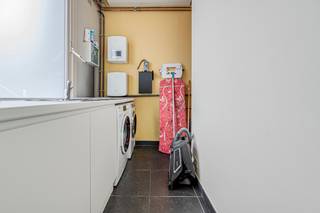 SUPER LEUKE GEZINSWONING MET TUIN EN 4 SLPK GELEGEN VLAK AAN EEN PLEIN <br /><br />Hal, praktische ingerichte wasplaats berging,  glazen brede  schuifdeur naar zeer ruime living met centraal een moderne ingerichte keuken met kookeiland ( werkblad in graniet )  schuifraam naar terras en leuke tuin, living heeft 1 wand met prachtige ingemaakte design kasten en moderne gashaard, ruime badkamer met strak modern badmeubel, ligbad en inloop  douche<br /><strong>1 ste verd</strong> :  2 slpk<br /><strong>2 de verd </strong> :  2 slpk<br />EPC 142 --- ELEK CONFORM<br /><strong>VELE EXTRA S</strong><br />ZONNEPANELEN MET BATTERIJ --- OVERAL ELEK.ROLLUIKEN --- IN ELKE RUIMTE AIRCO !<br />ECHT EEN PERFECTE GEZINSWONING <br /> 