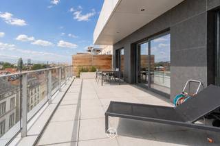 Dit bemeubelde penthouse van 121 m² ligt in een rustige en aangename buurt en geniet van veel natuurlijke lichtinval.<br /><br />Het appartement bestaat uit een inkomhal die uitgeeft op een ruime leef- en eetruimte met een volledig uitgeruste open keuken. Vanuit de leefruimte is er toegang tot het ruime terras. Verder is er een wasruimte en een apart toilet.<br /><br />Er zijn twee slaapkamers met toegang tot een terras. De eerste slaapkamer met ingemaakte kasten heeft een badkamer met douche. De tweede slaapkamer beschikt over een eigen douchekamer.<br /><br />In het gebouw is er de mogelijkheid om een parkeerplaats te huren. Er is ook een gemeenschappelijke fietsenstalling.<br /><br />Provisie gemeenschappelijke kosten: € 150 per maand.<br />Wifi inbegrepen.<br /><br />EPC: D<br /><br />De ligging is goed bereikbaar, met openbaar vervoer, winkels en andere voorzieningen in de buurt.