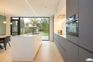 MAISON MODERNE À HAUTE EFFICACITÉ ÉNERGÉTIQUE AVEC DES FINITIONS DE HAUTE QUALITÉDans un quartier calme et accueillant pour les enfants se trouve...