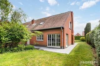 <p><span>Très beau lotissement semi-ouvert avec beau jardin dans un très bon emplacement à Meulebeke. Cette maison est parfaite pour toute famille et répond à toutes les exigences d'une jeune famille : bel espace de vie avec cuisine ouverte de style campagnard, débarras, beau jardin avec double abri de jardin, garage et allée pour 2 voitures's, salle de bain spacieuse. Avec quelques ajustements mineurs, cette propriété est parfaite pour construire un avenir radieux. Si vous êtes intéressé par cette maison de premier choix, appelez rapidement le 056/96.08.00 ou envoyez un e-mail à info@property-vastgoed.be </span></p>