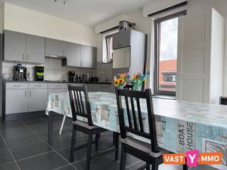 <p><span>Ruim en energiezuinig appartement op de 2e verdieping (geen lift) gelegen in een kleine en rustige residentie op een centrale locatie in Merksem. Winkels en openbaar vervoer bevinden zich op korte wandelafstand. </span></p><p><span> </span></p><p><span>Indeling: </span></p><p><span>Leefruimte (20m²) met toegang tot het terras. Aparte eetkamer met open keuken (samen 22m²) ingericht met een elektrische kookplaat, dampkamp, koelkast met vriesvak en dubbele spoelbak. Verder een nachthal met apart toilet, een wasplaats met de nodige aansluitingen, 2 ruime slaapkamers (13m² en 10m²) en de badkamer voorzien van een inloopdouche en een lavabo in meubel. </span></p><p><span> </span></p><p><span>Terras: </span></p><p><span>Gezellig ingesloten terras (4m²) op het zuiden. </span></p><p><span> </span></p><p><span>Extra: </span></p><p><span>Inclusief een garage (ingang langs Moeshofstraat), voorzien van elektriciteit - Gezamenlijke fietsenberging </span></p><p><span>GEEN vaste kosten! </span></p><p><span>Beschikbaar: 01/08/2026</span></p>