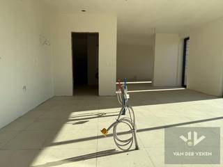 Ruime en volledig afgewerkte half open BEN-woning met 3 slaapkamers te bewonderen in het gezellige Kermt.Afwerking zit in het voorziene budget (ook...