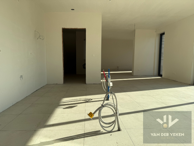 Ruime en volledig afgewerkte half open BEN-woning met 3 slaapkamers te bewonderen in het gezellige Kermt - foto 3