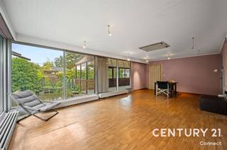 <p><strong>Te renoveren bungalow met ruime tuin en visvijver in Roosbeek (Boutersem)</strong></p><p>In een rustige, groene omgeving in Roosbeek, een aangename deelgemeente van Boutersem, bevindt zich deze op te frissen bungalow op een perceel van maar liefst 10a 24ca . Dankzij de omliggende natuur geniet u hier van optimale privacy en een heerlijk gevoel van rust.</p><p>De woning beschikt over een bewoonbare oppervlakte van 94 m² en omvat 3 slaapkamers, 1 badkamer, wasplaats; leefruimte en keuken. Verwarming gebeurt op propaangas. In tuin vind je een visvijver en heb je tal van mogelijkheden voor tuinliefhebbers. Daarnaast zijn er op het perceel 2 vrijstaande garages, een carport en een oude folieserre aanwezig.</p><p>De ligging combineert landelijk wonen met een uitstekende bereikbaarheid. Leuven en Tienen bevinden zich op korte afstand en via de nabijgelegen E40 bereikt u vlot Brussel en Luik.</p><p>Extra interessant: volgens de gemeente Boutersem komt het perceel in aanmerking voor herbebouwing. Een eventuele nieuwbouw dient aan de straatzijde te worden ingeplant, conform de geldende stedenbouwkundige voorschriften.</p><p>Een eigendom met potentieel voor wie ruimte, groen en privacy weet te waarderen!</p><p>EPC: 1066 kWh/m² - UC:3854953 - label F<br />Wg-Ag-Gvkr-Gvv</p>