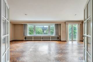 Kardinaal Mercierlaan : dit energiezuinig appartement met een EPC-label B is gelegen op een top-locatie in Heverlee. Op een boogscheut van de "markt in Heverlee", vlakbij het Arenbergpark en de voornaamste voedingswinkels. IMEC en Gasthuisberg zijn tevens vlot bereikbaar met de fiets en het openbaar vervoer. <br />Dit appartement van <strong>150m²</strong> is gelegen op de 2de verdieping in een kleinschalig gebouw genaamd "De Speelman". De grote leefruimte van +/- 56m² in parketvloer met grote raampartijen en terrasje heeft zicht op de K. Mercierlaan ! Verder nog een ruime inkomhal met ingemaakte kasten en apart toilet, een grote aparte keuken, 3 ruime slaapkamers en een grote badkamer. <br />In het gebouw achteraan beschik je over een grote <strong>garagebox</strong> met automatische poort en een aparte <strong>kelder </strong>(inbegrepen in de prijs) met toegang rechtstreeks naar de lift. Voor de garage kan je ook een 2de auto parkeren. <br />Het appartement is onmiddellijk beschikbaar, heeft een EPC-label B en is asbestveilig. De verwarming is individueel op aardgas.<br />Voor meer info of bezoek kan u me bereiken op 0477284876 of via vincent@immojanstas.be. Bijkomende info (EPC, vastgoedinfo, asbest, ... ) kan U hieronder downloaden ↓