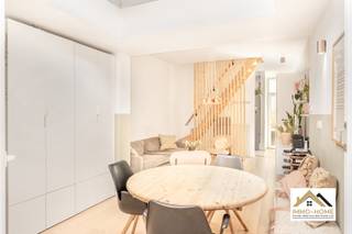 Deze prachtig gerenoveerde woning is gelegen in een rustige straat, op wandelafstand van het centrum van Ledeberg. De inkomhal straalt meteen een leuk welkomstgevoel uit, en zo kom je verder tot in de open leefruimte. Deze bestaat uit een gezellige zithoek en een eethoek met zicht op het buitenterras. Een lichtkoepel zorgt samen met het grote raam voor veel natuurlijke lichtinval. Vooraan de woning bevindt zich de compacte maar handig ingerichte keuken. Op de eerste verdieping is er plaats voor een mooie badkamer met zowel ligbad als douche, een apart toilet en een eerste slaapkamer. Via een mooie traphal kom je tot op de bovenste verdieping, waar zich nog eens twee slaapkamers bevinden. Bezoekdag: 18/04. Inschrijven via mail naar tommy@immo-home.be, geen telefonische inschrijvingen! Volg ons op Fb en Insta. Voor meer info: www.immo-home.be. GRATIS SCHATTING & GRATIS FINANCIEEL ADVIES