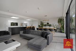 Exclusive, energy-efficient home with sophisticated finishes on the outskirts of Aalst.This property was perfectly renovated in 2013 and 2018. Through the elegant entrance hall you enter the spacious living room with open kitchen, equipped with all comforts and the highest quality appliances.Large glass windows overlook the terrace and the south-facing large garden.The house also features practical storage rooms and office/hobby space, both on the ground floor and upstairs.The light-filled living room with cozy gas fireplace creates a warm, inviting ambiance and flows effortlessly into the open kitchen. The kitchen is a model of design and functionality, equipped with high-quality Siemens appliances, a central island and a sophisticated dining area a place where gastronomy and conviviality come together. Following this, you reach the sunny terrace and the beautifully landscaped, southwest facing garden, where privacy and tranquility prevail. At the back is a stylishly finished garden house in crepi, with a fixed staircase to a practical, dry (wine) cellar.Upstairs are four bedrooms, a bathroom with bath, walk-in shower, toilet and double sink.