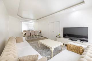 Op zoek naar een ruime woning met veel leefruimte, 3 slaapkamers en een praktische indeling? Dan is deze woning in de Veldstraat 130 te Hamme zeker een bezoek waard!<br /><br />Met een bewoonbare oppervlakte van maar liefst 225 m² biedt deze woning bijzonder veel ruimte en mogelijkheden. Vooraan én achteraan beschikt de woning over een ruime leefruimte, waardoor er zowel plaats is voor een gezellige zithoek als een royale eet- of leefruimte.<br /><br />De woning beschikt over 3 volwaardige slaapkamers en maar liefst 2 badkamers, waarvan één op het gelijkvloers en één op de verdieping. Beide badkamers zijn uitgerust met een inloopdouche en toilet.<br /><br />Daarnaast beschikt de woning over een garage, wat zorgt voor extra comfort en parkeergelegenheid. Achteraan bevindt zich een ruime, zuidgerichte koer, ideaal om te genieten van de zon en een aangename buitenruimte.<br /><br />Ook technisch is de woning goed uitgerust: de elektrische installatie is conform, alle ramen werden vernieuwd en de woning wordt verwarmd via centrale verwarming op aardgas.<br /><br />Troeven op een rijtje:<br />- Maar liefst 225 m² woonoppervlakte<br />- 3 slaapkamers<br />- 2 badkamers met inloopdouche en toilet<br />- Ruime leefruimtes voor- én achteraan<br />- Garage<br />- Zuidgerichte koer<br />- Vernieuwde ramen<br />- Elektriciteit conform<br />- Centrale verwarming op aardgas<br /><br />Een ruime woning met tal van troeven die zowel gezinnen als mensen die nood hebben aan extra leefruimte zal aanspreken.<br /><br />Wenst u meer informatie of plant u graag een bezoek?<br />Bel dan tijdens de kantooruren naar 052 46 38 03 of stuur een e-mail met uw telefoonnummer naar felix@uw-huis.be. Wij helpen u graag verder!