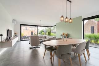 Bienvenue à Stichelendries, Lede - un endroit calme et convivial pour les enfants où cette maison récemment construite et économe en énergie (E17) est mise en vente. Cette maison moderne à moitié ouverte avec trois étages complets est idéale pour ceux qui recherchent de l'espace, du confort et de la durabilité. Grâce à l'utilisation combinée de panneaux solaires et d'une pompe à chaleur, vous pourrez profiter de coûts énergétiques extrêmement bas.<br /><br />Disposition:<br /><br />Rez-de-chaussée:<br />- Hall d'entrée soigné avec vestiaire et toilettes pour invités<br />- Salon lumineux avec de grandes fenêtres<br />- Cuisine ouverte entièrement équipée avec vue sur le jardin<br />- Buanderie/pièce technique adjacente<br />- Escalier fixe vers le premier<br /><br />Premier étage:<br />- Deux chambres spacieuses, chacune avec sa propre salle de bains:<br />Une avec douche, toilettes et lavabo<br />Une avec baignoire, toilettes et double lavabo<br />- Couloir fonctionnel avec une belle luminosité<br />- Escalier fixe vers le deuxième étage<br /><br />Deuxième étage:<br />- Grand espace polyvalent, actuellement aménagé en bureau et espace de détente<br />- Possibilité d'une chambre supplémentaire, d'une salle de fitness ou d'une salle de loisirs<br /><br />Atouts de cette maison<br />- Classe énergétique E17 grâce aux panneaux solaires et à la pompe à chaleur<br />- Pompe à chaleur air-air et air-eau : refroidissement et chauffage économes en énergie<br />- Plancher chauffant à plusieurs niveaux<br />- Chaque chambre dispose de sa propre salle de bain avec toilettes<br />- Grand étage supérieur complet - pas de grenier mais un espace de vie supplémentaire<br />- Jardin entièrement aménagé et agréable avec terrasse<br />- Structure semi-ouverte avec beaucoup de luminosité et d'intimité<br /><br />Vous êtes curieux de visiter cette maison ? Venez lors de notre journée portes ouvertes le 2/8, vous pouvez prendre rendez-vous via ce lien :<br />https://albert.immo/listing/7019088<br /><br />Chez Albert, vous êtes chez vous !