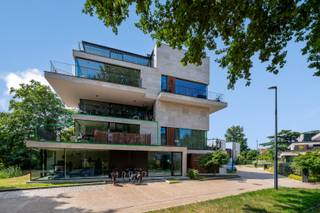 In deze kleine residentie, op wandelafstand van het natuurpark Rozebroeken, bevindt zich op de 1ste verdieping, dit tot in de puntjes...