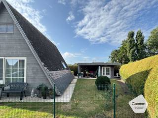 Deze prachtige vakantiewoning met karakter biedt een geweldige kans voor liefhebbers van rust. Gelegen in een rustige en centrale omgeving, is deze woning omgeven door groen en natuur, perfect voor wie houdt van een rustige omgeving.<br />De woning straalt charme uit door haar authentieke kenmerken.<br /><br />Kenmerken:<br />* Authentieke vakantiewoning met veel charme en potentieel;<br />* Aanwezigheid van ruim tuinhuis;<br />* Parkeergelegenheid op domein;<br />* Gelegen in een rustige en natuurrijke omgeving;<br />* Ruim privatief perceel;<br />*  veel lichtinval + comfort;<br /><br />Neem snel contact op voor meer informatie en plan een bezichtiging;