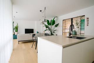 <strong>Gerenoveerd appartement in Residentie Paul Felix, Oostende</strong><br />Gelegen op de derde verdieping van de standingvolle Residentie Paul Felix in de Koningsstraat te Oostende, bieden wij dit recent gerenoveerde appartement aan.<br />Het appartement omvat:
<ul>
	<li>Ruime lichte living met open, volledig uitgeruste keuken en toegang tot een gezellig terras.</li>
	<li>Drie slaapkamers, waarvan één momenteel is ingericht als functioneel bureel.</li>
	<li>Moderne badkamer met Italiaanse douche.</li>
	<li>Kelder voor extra bergruimte.</li>
	<li>Toegang tot een gemeenschappelijke fietsenberging.</li>
</ul>
Praktisch:

<ul>
	<li>oppervlakte : 95m² + terras</li>
	<li>EPC: 210 kWh/(m² jaar) - label C</li>
	<li>Elektriciteit conform</li>
	<li>Asbestveilig</li>
	<li>K.I.: €1.056,00</li>
</ul>