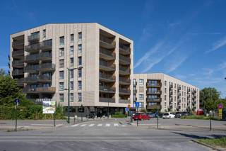 <p>Project Ananda heeft voor u een ideale leefomgeving gecreëerd bestaande uit 3 eigentijdse residenties, helemaal afgestemd op uw behoeften, in een aangelegd privépark vlak bij alle faciliteiten en slechts 5 km van hartje Brussel. Uw nieuwe thuis is opgetrokken met de nieuwste bouwtechnieken en voorzien van de beste energieprestaties en een superieure akoestiek. De bewoners genieten dus van een prachtig uitzicht op de vijver en het groen.<br /><br />De zuidelijke rand van de gemeente Neder-over-Heembeek, waar Ananda ligt, loopt langs het kanaal en vormt de grens met de gemeenten Schaarbeek, Evere en Laken. De Brusselse Grote Markt ligt op slechts 5 kilometer, De Ring en A12 bevinden zich op 5 minuten rijden.<br /><br />Residentie Magnolia bestaat uit 47 appartementen met één, twee of drie slaapkamers en 2 commerciële ruimtes. Dankzij de ligging genieten de verschillende types appartementen van residenties Magnolia van het vele daglicht dat binnenvalt. De grote ramen nodigen uit om te genieten van de terrassen. De laatste appartementen zijn ondertussen instapklaar tegen de akte. Contacteer ons snel voor een bezoek ter plaatse.</p><p>Tijdelijke actie! Koop nu en krijg een tweede kelderberging twv € 4500 gratis. Voor investeerder bieden wij tevens 6 maand verhuurgarantie aan!</p>