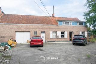 VALIMMAS verkoopt te Opwijk centrum deze ruime, nog te renoveren hoeve op 16 are, met mooie tuin, garage en diverse bijgebouwen....
Het gelijkvloers bestaat uit een living, een keuken, een slaapkamer, een bureel, een badkamer, een veranda, een berging, een ruime garage met mezzanine en een atelier.
De verdieping herbergt een overloop, twee slaapkamers en eventueel nog verder in te richten zolders.
Er is tevens een kleine kelder beschikbaar.
In de tuin staan nog diverse bijgebouwen, waaronder een recent tuinatelier (± 60m²).
De binnenkoer is ideaal georiënteerd naar het zuidoosten, en biedt plaats aan meerdere wagens.
Gelegen in het volle centrum van Opwijk, vlakbij kerk en Hof ten Hemelrijk met park. Op wandel- of fietsafstand van winkels, scholen, bushaltes, stations, sportcomplex,… . Prima Mobiscore = 8,1/10 !