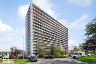 Ontdek dit prachtig hoekappartement dat dankzij zijn hoge ligging geniet van een uitzonderlijk mooi en open uitzicht. De vele raampartijen zorgen voor een overvloed aan natuurlijk licht en versterken het ruimtelijk gevoel doorheen het volledige appartement. Met drie slaapkamers, een zeer ruim zuidgericht terras en een privatieve buitenautostaanplaats biedt deze instapklare woonst alle comfort voor wie ruimte en ligging weet te waarderen. Gelegen op een strategische locatie vlakbij verschillende invalswegen combineert dit appartement vlotte bereikbaarheid met aangenaam wonen. Een ideale opportuniteit voor wie op zoek is naar comfort, licht en een topligging.
