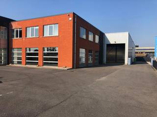 Kantoorruimte te huur van 215m² (tot 430m²) met bijhorend magazijn 300m² ideaal gelegen langs de A12 Brussel-Antwerpen, tussen Duvel en Beyers.Dit...