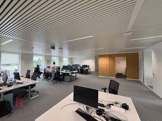Instapklare kantoorruimte te Erembodegem met <strong>visibiliteit </strong>van de E40. Dankzij de ligging net voor afrit 19 Aalst en de nabijheid van het station, geniet het kantoor van een vlotte verbinding met zowel het openbaar vervoer als de autosnelweg.<br /><br />Het lichtrijke kantoor met moderne uitstraling heeft een totale oppervlakte van 262 m² en bevindt zich op de derde verdieping. De ruimte beschikt over drie vergaderzalen en een kitchenette. Daarnaast is de ruimte uitgerust met een klimaatplafond, computervloer en zonneweringen. Er kunnen bovendien 7 parkeerplaatsen worden bijgehuurd.<br /><br />Contacteer <strong>PANORAMA </strong>voor bijkomende inlichtingen, plannen of een vrijblijvend plaatsbezoek<strong> 09 225 09 02</strong>.