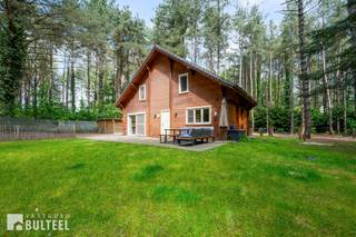 Deze recreatiewoning is gelegen in een rustige, bosrijke omgeving, op een perceel van maar liefst 1519m2. Een ideale combinatie van comfort, natuur en ontspanning. De woning is op alles voorzien. Dankzij de centrale verwarming op gas, elektriciteit, internet, warmtepomp en water via een diepteboring, geniet je hier van alle hedendaagse voorzieningen in een groene, zelfvoorzienende setting. De benedenverdieping is gezellig en lichtrijk. De woonkamer, eetkamer en keuken lopen naadloos in elkaar over. De keuken is volledig uitgerust met een koelkast, oven, vaatwas en een inductiekookplaat met dampkap. Daarnaast is er een afgesloten wasruimte en een mooie badkamer met douche, wastafel en toilet. Op de eerste verdieping zijn er 3 ruime slaapkamers en een dressing. De woning ligt te midden van een groot perceel waar het door de stilte en natuurgeluiden, pure ontspanning is. Er is een groot terras aanwezig, een garage en een kleine weide met stal. Droom je van een weekendverblijf, een tijdelijke woonoplossing of een unieke vakantiewoning, deze instapklare woning biedt een uitzonderlijke kans op een unieke locatie. Geen domiciliëring mogelijk.